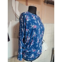 Wzorzysta bluzka Oversize z lejącego materiału - pudrowe kwiatuszki